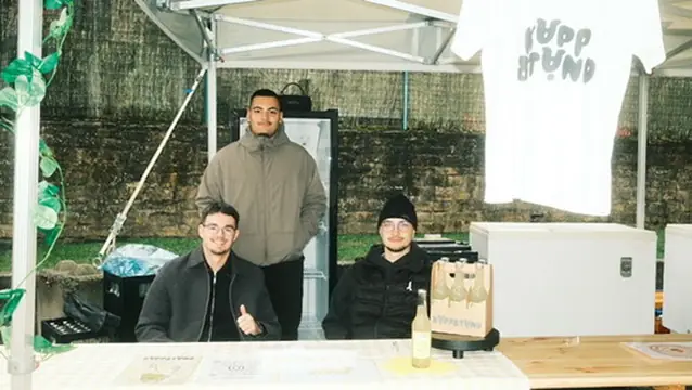 D'Kappstand-Team um Stand
