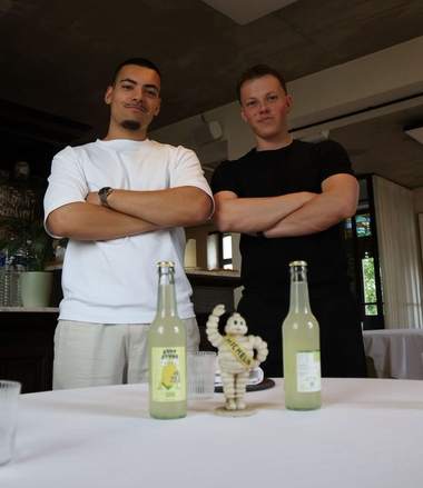 Les fondateurs de Kappstand avec leurs bouteilles